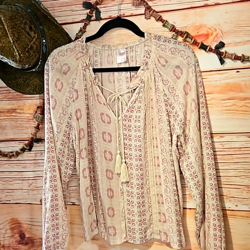 EUC "NO BOUNDARIES"  Lightweight Fall/Winter Frilly Feminine Top 🩷 Sz Lg